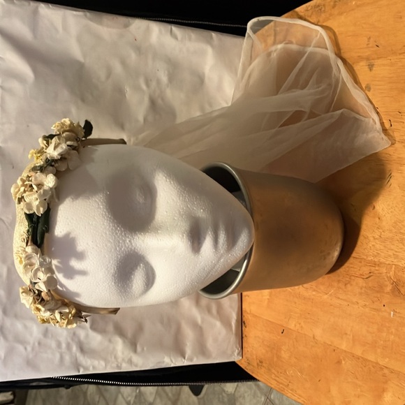 Lovely vintage crème satin like hat with flower band , satin bow n short back - Picture 9 of 9